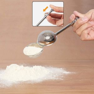 Tamis à farine en acier inoxydable 18/8 avec poignée à ressort pour une utilisation facile à une main - Product Image 3