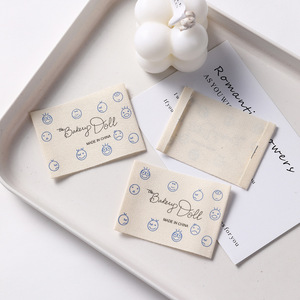 Etiquetas Rectangulares de PET Tejido al por Mayor para Ropa de Muñecas, Estilo Coreano, con Patrón de Sonrisa Dorada Impresa, Logotipo Personalizado, Color/Talla - Product Image 4