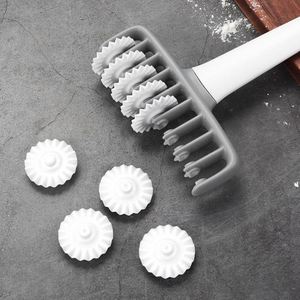 Rouleau à pâtisserie en plastique, coupe-pâte manuel à roue à aiguilles, outil de pâtisserie pour biscuits et pizzas - Product Image 3