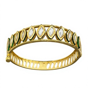Brazalete Glamuroso Chapado en Oro con Cristal Corte Marquesa e Incrustaciones de Meena Verde, Brazalete Clásico de Boda para Mujer - Product Image 2