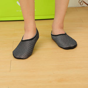 Chaussettes antidérapantes pour enfants et adultes, mocassins confortables et duveteux, chaussures tendance - Product Image 2