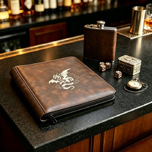 Álbum de Cuero Marrón Retro con 12 Bolsillos y Cierre, con Diseño de Dragón, para Guardar y Coleccionar Tarjetas de Juego - Product Image 1