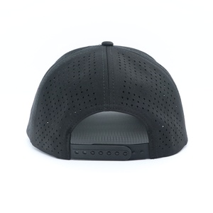 Casquette de baseball personnalisée à 5 panneaux en PVC caoutchouté avec logo, imperméable, perforée au laser, de haute qualité, à visière incurvée - Product Image 3