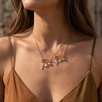 KITI Collier tendance en acier inoxydable plaqué or 18 carats PVD avec pendentif épingle de sûreté, breloques croix, clé, cadenas et cœur, bijoux