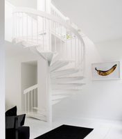 Escalier en colimaçon moderne en bois massif avec marches en bois, structure en acier sur mesure, gain de place, escalier en spirale de luxe pour villa