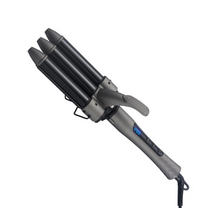 Rizador de pelo de cerámica de 3 barriles con temperatura ajustable, pantalla LCD y protección antiescaldaduras <span class=keywords><strong>para</strong></span> peinado de <span class=keywords><strong>ondas</strong></span> de <span class=keywords><strong>agua</strong></span> en el hogar - Product Image 1