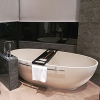 Baignoire autoportante moderne et portable avec fonction de trempage, robinet blanc inclus, fabriquée en pierre artificielle pour usage hôtelier
