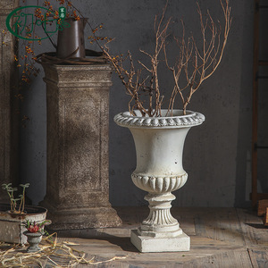 Jarrón de suelo gótico vintage estilo ánfora con grabado envejecido de óxido de magnesio para exhibición floral y decoración de bodas - Product Image 3