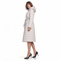Manteau long matelassé gris clair pour femme avec logo personnalisé, coutures horizontales, capuche intégrée, ceinture en tissu, coupe ajustée, veste maxi rembourrée