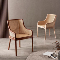 Chaise de salle à manger en bois massif avec accoudoirs, dossier en rotin respirant, coussin moelleux, style minimaliste Wabi-Sabi, usage commercial