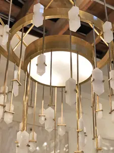 Luminária pendente de cobre luxuosa moderna americana, pedra de alabastro, lâmpada para sala de estar, restaurante, lustre grande de três camadas em latão