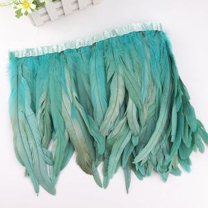 <span class=keywords><strong>Vente</strong></span> en gros <span class=keywords><strong>de</strong></span> franges <span class=keywords><strong>de</strong></span> plumes <span class=keywords><strong>de</strong></span> coq <span class=keywords><strong>de</strong></span> 25 à 30 cm avec ruban <span class=keywords><strong>de</strong></span> satin pour costumes <span class=keywords><strong>de</strong></span> carnaval, samba, accessoires décoratifs - Product Image 3