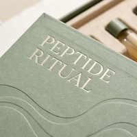 Boîte rigide personnalisée vert sauge/gris en carton pour 6 flacons de peptides, en pâte moulée, avec logo gaufré offset, pour soins personnels