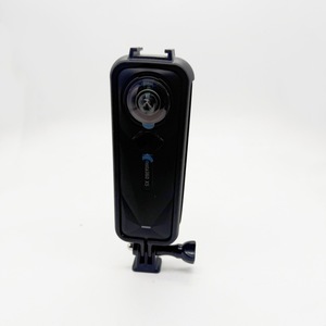 Caméra d'action panoramique Insta360 X5 avec cadre de protection en aluminium et métal de haute qualité, extension de griffe porte-accessoire et étui de protection - Product Image 1