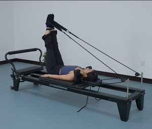Équipement de yoga professionnel pour usage en club : Unité murale en érable, Matelas, Lit, Machine Reformer en aluminium - Product Image 1