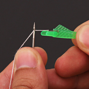 Enfile-aiguille en plastique pour machine à coudre, design simple et portable avec pointe fine pour un enfilage facile - Product Image 1