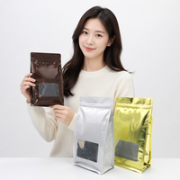 Sac en plastique doré mat à fond plat avec fermeture éclair, pochette d'emballage avec fenêtre carrée, emballage de qualité alimentaire pour les grains de café, les aliments secs