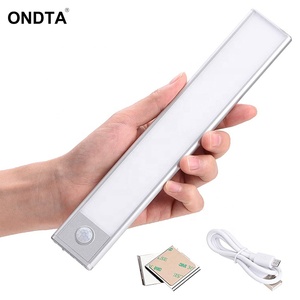 Luce ricaricabile a induzione a LED con <span class=keywords><strong>sensore</strong></span> <span class=keywords><strong>di</strong></span> <span class=keywords><strong>movimento</strong></span> a infrarossi luce notturna per armadio portatile - Product Image 1