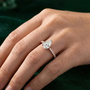 Anillo clásico con diamante talla pera, anillo solitario con banda pavé lateral y punta en V con diamante cultivado en laboratorio, regalo para tu novia - Product Image 1