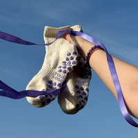 Chaussettes de yoga et de pilates en coton à compression pour femmes, antidérapantes, avec logo personnalisé OEM, coupe ras du cou, avec détail de revers, pour usage quotidien