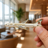 Épinglette en émail dur en forme d'avion Etihad, modèle d'avion réaliste, badge métallique pour les passionnés d'aviation, souvenir