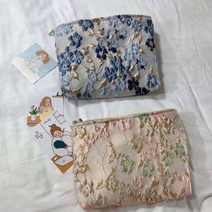 Sac en tissu floral pour femmes, fabriqué en usine BSCI, sac à maquillage rétro élégant, sac de rangement en tissu bulle, jacquard tridimensionnel - Product Image 3