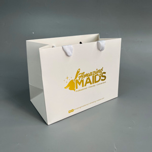 Bolsas de Papel Blancas con Logotipo Personalizado Impreso en Dorado - Bolsas de Compras para Boutique de Cuidado de la Piel y Cosméticos - Product Image 6