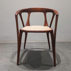Chaise de salle à manger élégante de style italien, structure en bois massif, dossier et accoudoirs rembourrés en tissu doux, mobilier contemporain PISANO - Product Image 3