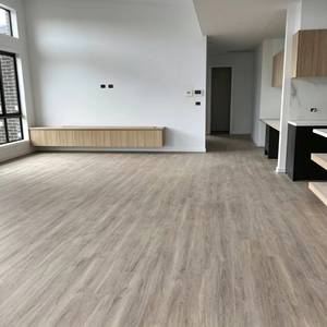 Plancher en vinyle rigide de luxe SPC PVC 100% écologique de haute qualité 4mm 5mm 6mm pour chambre moderne, bureau, hôtel, école - Product Image 1