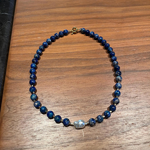 Collana Artigianale in Acciaio Inossidabile Dorato con Perle Barocche Vere e Perline di Sodalite da 6mm - Product Image 6