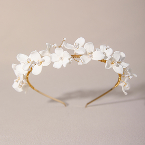 Fascia <span class=keywords><strong>per</strong></span> Capelli Artigianale in Argilla Polimerica con Fiori, Perle e Perline Dorate, Minimalista, <span class=keywords><strong>per</strong></span> Sposa, <span class=keywords><strong>Matrimonio</strong></span> <span class=keywords><strong>Civile</strong></span> ed Elopement - Product Image 3