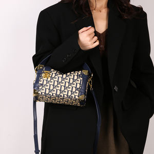 กระเป๋าถือทรงเรขาคณิตสุดหรูสำหรับผู้หญิง ปิดด้วยกระดุม พกพาสะดวก นุ่มสบาย โดดเด่น สายสะพายไหล่ถอดได้ ทำจากวัสดุ PU - Product Image 4