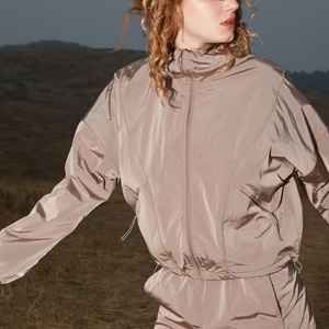 Veste coupe-vent imperméable respirante pour femmes, idéale pour la course à pied, la randonnée et les activités hivernales en plein air - Product Image 2