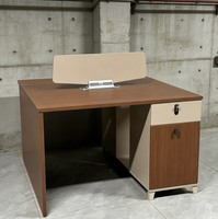 Bureau de travail et poste informatique contemporains, mobilier de bureau, ensemble bureau et chaise pour employés