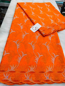 Tessuto in cotone ricamato colorato con occhielli, pizzo svizzero floreale traforato con filo glitterato per abiti da donna - Product Image 5