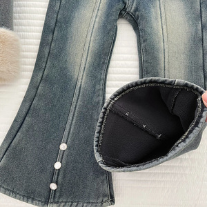 Set Invernale per Bambine in Denim Foderato in <span class=keywords><strong>Pile</strong></span>, Cappotto con Collo in Pelliccia Sintetica e Coulisse in Vita, Pantaloni a Zampa con Decorazioni di Perle, Completo Due Pezzi - Product Image 4