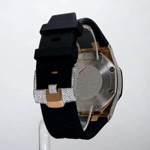 Reloj de Cuarzo de Acero Inoxidable de Lujo con Diamantes VVS de Alta Calidad para Uso Diario y Formal Disponible para la Venta - Product Image 2