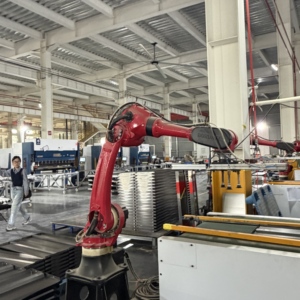 Ligne de production entièrement automatique de soudage de panneaux d'étagères avec système de superposition par robot de pliage CNC pour la fabrication de rayonnages de stockage - Product Image 2
