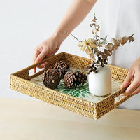 Plateau rectangulaire en rotin fait main Base en bois incrusté de nacre Table basse gravée Plateau de service décoratif Poignées en bois