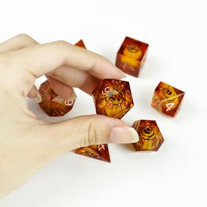 Dés polyédriques personnalisés avec dragon roulant globe oculaire à l'intérieur de la résine DND RPG 7 pièces par ensemble jeu de société dés à noyau liquide à bords tranchants - Product Image 4