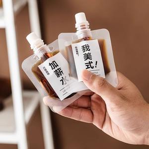 Sachet Mini de 30 ml (1 oz) de Qualité Alimentaire avec Bec Verseur Transparent et Mat en PE pour Aliments pour Bébés, Lait, Aliments pour Animaux, Salades, Jus, Sauces, Shampoings et Liqueurs - Product Image 6