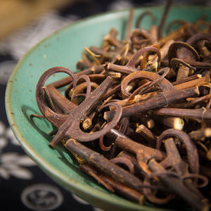 Erba Gou Teng di Qualità Premium, Steli Naturali Essiccati di Uncaria Rhynchophylla Marrone Scuro, Essiccazione AD, Spezie Singole del Fujian - Product Image 5