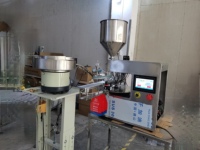 Machine de capsulage de remplissage de sac à buse rotative de bureau Système d'emballage automatique compact de poche de liquide Production à petite échelle