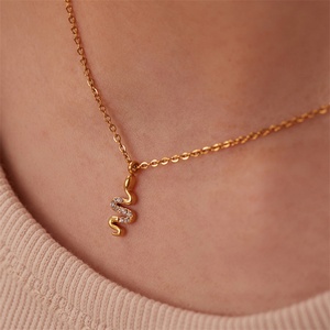 Delicados Colgantes Minimalistas de Serpiente, Collares de Acero Inoxidable Chapados en Oro con Cristales, Accesorios para Mujer, Joyería Animal - Product Image 4