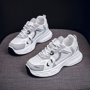 รองเท้าผ้าใบผู้หญิงทรง Dad Shoes รุ่นใหม่ปี 2025 ระบายอากาศได้ดี แบบผูกเชือก สีพื้น สไตล์เกาหลี แมทช์ได้กับทุกชุด พื้นหนา รองเท้าวิ่งลำลอง - Product Image 1
