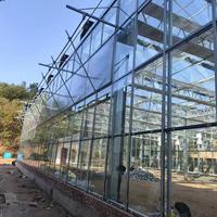 Grote multi-span klimaatkamer voor de teelt van groenten, bloemen en fruit met automatische irrigatie
