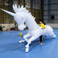 Costume gonflable de licorne de représentation de défilé de carnaval avec la lumière colorée pour la publicité