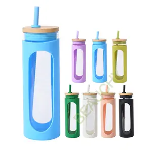 2024 Top Seller BPA Free manicotto protettivo in Silicone 20oz Custom Cup Drink bottiglia di vetro bicchiere acqua bicchiere con coperchio di bambù paglia