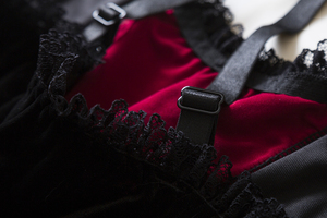 Top Sexy sin Mangas para Mujer Estilo Gótico Y2K con Detalles de Encaje y Panel de Terciopelo Negro Transpirable Lavar Solo a Mano Ropa Independiente - Product Image 5