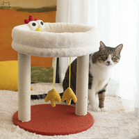Arbre à chat en forme de poulet mignon avec nid supérieur amovible, poteau à gratter en sisal naturel, tour pour chat avec jouets suspendus
